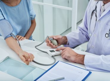 anonymous-doctor-measuring-blood-pressure-unrecognizable-patient-with-tonometer_1098-19336 anonymous-doctor-measuring-blood-pressure-unrecognizable-patient-with-tonometer_1098-19336